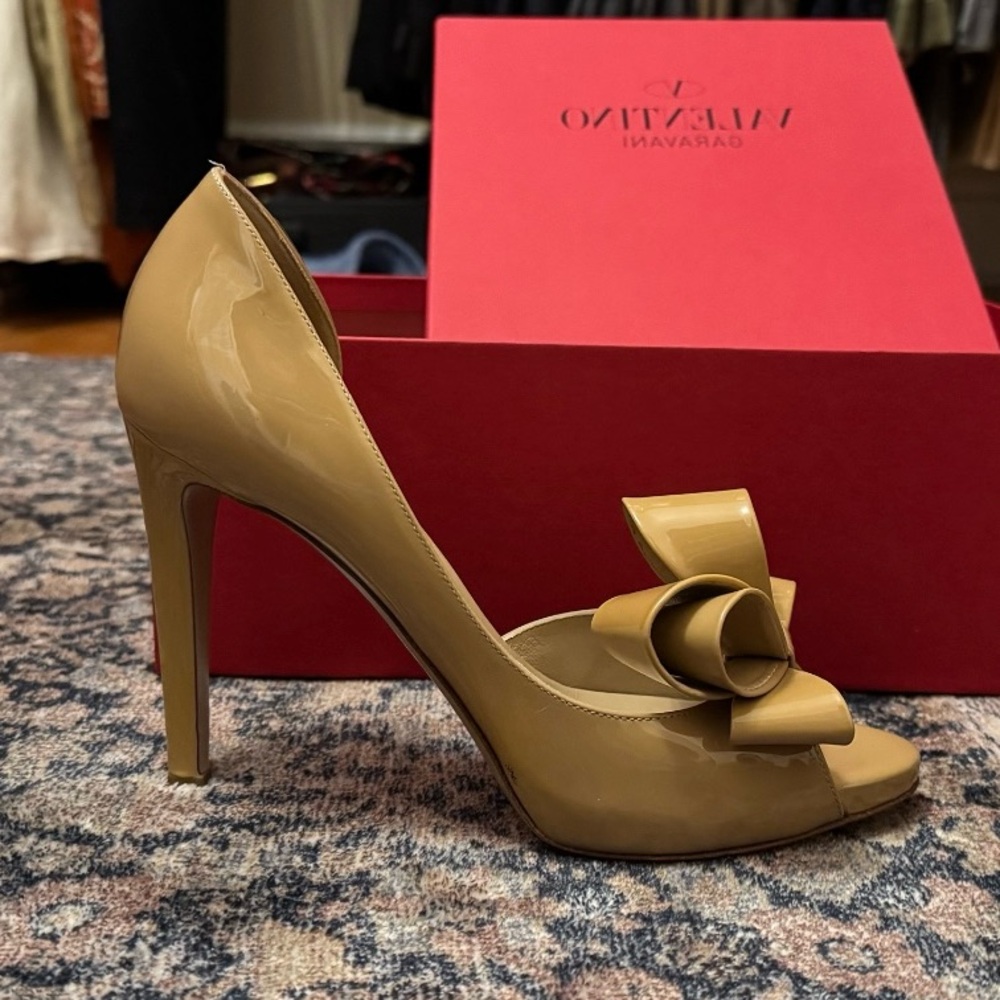 Valentino Garavani Women's Tan/Nude Bow Heels